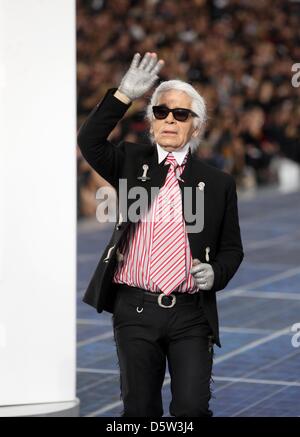 Designer allemand Karl Lagerfeld présente cannaux printemps/été 2013 collection durant la Fashion Week de Paris 'prêt à porter' Printemps/été 2013 à Paris, France, 02 octobre 2012. La fashion week se déroule du 25 septembre au 03 octobre. Photo : Hendrik Ballhausen  + + +(c) afp - Bildfunk + + + Banque D'Images