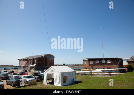 L'Angleterre, West Sussex, Shoreham-by-Sea, Ham Radio tente installée dans les jardins de la gare de la RNLI. Banque D'Images