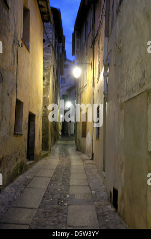 Dark Dingy Alley ou Narrow Street à Tende à Night Roya Valley Alpes-Maritimes France Banque D'Images