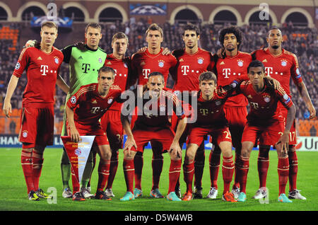 L'équipe de Munich (retour L-R) Holger Badstuber, gardien de but Manuel Neuer, Toni Kroos, Mario Mandzukic, Javier Martinez, Dante, Jerome Boateng (AVANT L-R) Philipp Lahm, Franck Ribery, Thomas Mueller, Luiz Gustavo posent avant la Ligue des Champions Groupe F match de foot entre FC Bate Borisov et le FC Bayern Munich, sur le stade Dinamo de Minsk, Bélarus, 02 octobre 2012. Photo : Andreas Gebe Banque D'Images