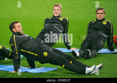 Dortmund's Julian Schieber (l-r), Marco Reus et Moritz Leitner sont illustrés au cours de la répétition générale à l'Ethiad Stadium de Manchester, Angleterre, le 2 octobre 2012. Borussia Dortmund jouera contre Manchester City de la phase de groupes de la Ligue des Champions. Photo : Marius Becker Banque D'Images