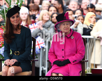 La reine Elizabeth II et Catherine, duchesse de Cambridge, Kate Middleton aka à Cathédrale de Leicester au cours d'une visite à Leicester Banque D'Images