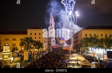 De nombreux visiteurs regarder un événement de clôture avec feu d'artifice lors de célébrations tenues sur le jour de l'unité allemande au Ludwigstrasse à Munich, Allemagne, 03 octobre 2012. Les célébrations ont lieu à Munich depuis 1990. Photo : Marc Mueller Banque D'Images