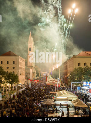 De nombreux visiteurs regarder un événement de clôture avec feu d'artifice lors de célébrations tenues sur le jour de l'unité allemande au Ludwigstrasse à Munich, Allemagne, 03 octobre 2012. Le festival aura lieu à Munich depuis 1990. Photo : Marc Mueller Banque D'Images