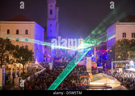 De nombreux visiteurs regarder un événement de clôture avec feu d'artifice lors de célébrations tenues sur le jour de l'unité allemande au Ludwigstrasse à Munich, Allemagne, 03 octobre 2012. Le festival aura lieu à Munich depuis 1990. Photo : Marc Mueller Banque D'Images