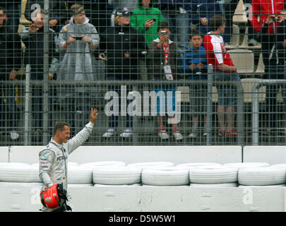 (Dossier) - Un fichier photo datée du 20 juillet 2012 montre l'Allemand Michael Schumacher, pilote de Formule 1 en agitant à l'auditoire après un accident au cours de la deuxième session de formation du Grand Prix d'Allemagne à Hockenheim race track à Hockenheim, Allemagne. 43 ans, Schumacher a annoncé le 04 octobre 2012 à Suzuka, qu'il mettra fin à sa carrière après la saison en cours. Photo : Jens Buettne Banque D'Images