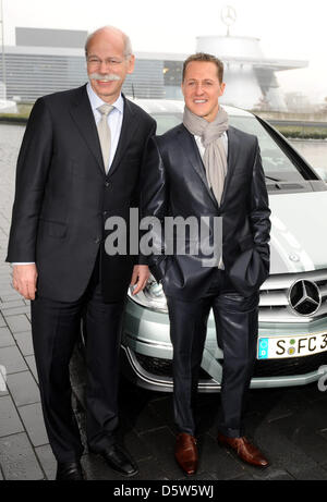 (Afp) - Un fichier photo datée du 19 août 2001, montre l'Allemand Michael Schumacher, pilote de Formule 1 (R) debout à côté de la tête de Mercedes Benz et chef de la direction de Daimler AG Dieter Zetsche lors de la présentation de l'équipe de Formule 1 Mercedes GP Petronas devant le Musée Mercedes-Benz à Stuttgart, en Allemagne. 43 ans, Schumacher a annoncé le 04 octobre 2012 à Suzuka, qu'il va Banque D'Images