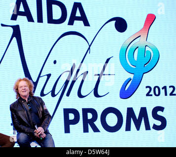 Musicien britannique Mick Hucknall donne une conférence de presse sur le Hambourg 'Night of the Proms' sur le navire de croisière Aida 'Blue' à Hambourg, Allemagne, 04 octobre 2012. L 'Nightz of the Proms' aura lieu à Hambourg le 08 décembre 2012. Hucknall est l'une des vedettes du spectacle qui fera le tour des douze villes allemandes. Photo : ANGELIKA WARMUTH Banque D'Images