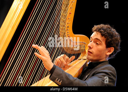 Dutch harpiste Remy van Kesteren effectue au cours d'une conférence de presse sur le Hambourg 'Night of the Proms' sur le navire de croisière Aida 'Blue' à Hambourg, Allemagne, 04 octobre 2012. La 'Night of the Proms' aura lieu à Hambourg le 08 décembre 2012. Van Kesteren est l'une des vedettes du spectacle qui fera le tour des douze villes allemandes. Photo : ANGELIKA WARMUTH Banque D'Images