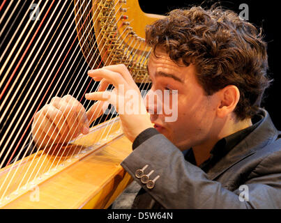 Dutch harpiste Remy van Kesteren effectue au cours d'une conférence de presse sur le Hambourg 'Night of the Proms' sur le navire de croisière Aida 'Blue' à Hambourg, Allemagne, 04 octobre 2012. La 'Night of the Proms' aura lieu à Hambourg le 08 décembre 2012. Van Kesteren est l'une des vedettes du spectacle qui fera le tour des douze villes allemandes. Photo : ANGELIKA WARMUTH Banque D'Images