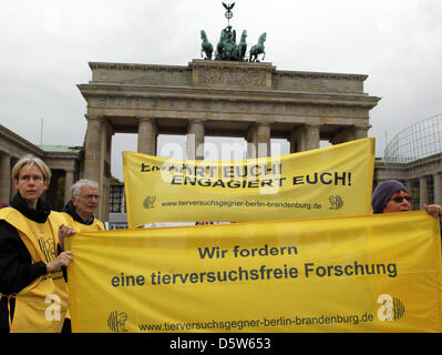 Les défenseurs des droits des animaux démontrent avec des bannières en face de la porte de Brandebourg à Berlin, Allemagne, 04 octobre 2012. La manifestation était organisée sous la devise "Une voix pour les animaux !" par l'Alliance pour les politiques des droits des animaux à l'occasion de la Journée mondiale des animaux. Photo : Spata Ole Banque D'Images