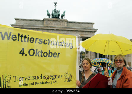 Les défenseurs des droits des animaux démontrent avec des bannières en face de la porte de Brandebourg à Berlin, Allemagne, 04 octobre 2012. La manifestation était organisée sous la devise "Une voix pour les animaux !" par l'Alliance pour les politiques des droits des animaux à l'occasion de la Journée mondiale des animaux. Photo : Spata Ole Banque D'Images