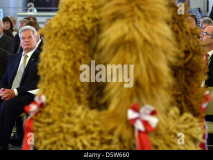 Le Président allemand Joachim Gauck est assis à côté d'une récolte couronne de l'Association des agriculteurs allemands (DBV) à Franzoesische Friedrichsstadtkirche à Berlin, Allemagne, 04 octobre 2012. La couronne de la récolte est censé être accroché au château de Bellevue. Photo : RAINER JENSEN Banque D'Images