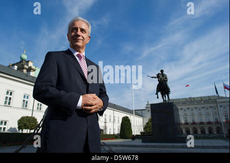 Premier ministre de Saxe Stamislaw Tillich (CDU) se trouve en face du palais présidentiel lors d'une visite guidée de la ville de Varsovie, Pologne, 04 octobre 2012. Tillich et des représentants du monde politique et économie visitez le villes de Pologne Varsovie, Wroclaw et Lubin à partir de 02 jusqu'au 05 octobre 2012. Photo : ARNO BURGI Banque D'Images