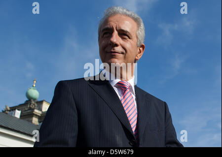 Premier ministre de Saxe Stamislaw Tillich (CDU) se trouve en face du palais présidentiel lors d'une visite guidée de la ville de Varsovie, Pologne, 04 octobre 2012. Tillich et des représentants du monde politique et économie visitez le villes de Pologne Varsovie, Wroclaw et Lubin à partir de 02 jusqu'au 05 octobre 2012. Photo : ARNO BURGI Banque D'Images