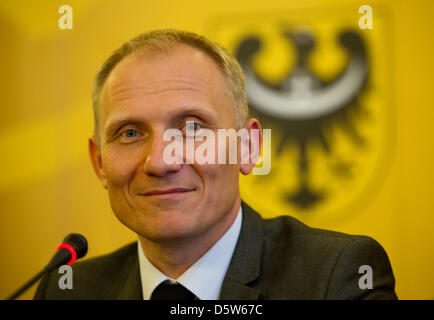 Prévôt de la Basse-Silésie, Rafal Jurkowlaniec, donne une conférence de presse à la Basse-silésie bureau à Wroclaw, Pologne, 04 octobre 2012. Photo : ARNO BURGI Banque D'Images