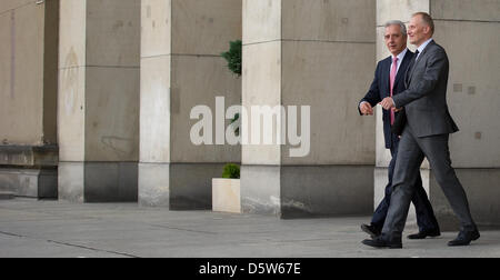 Premier ministre de Saxe Stamislaw Tillich (CDU, L) et président de la Basse-silésie Rafal Jurkowlaniec quitter la Basse-silésie Office après des entretiens à Wroclaw, Pologne, 04 octobre 2012. Tillich et des représentants du monde politique et économie visitez le villes de Pologne Varsovie, Wroclaw et Lubin à partir de 02 jusqu'au 05 octobre 2012. Photo : ARNO BURGI Banque D'Images