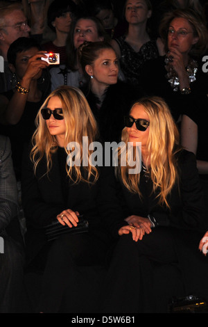 Mary-Kate Olsen, Ashley Olsen Mercedes-Benz Fashion Week - Automne 2012 - J. Mendel - Front Row New York City, USA - 15.02.12 Banque D'Images