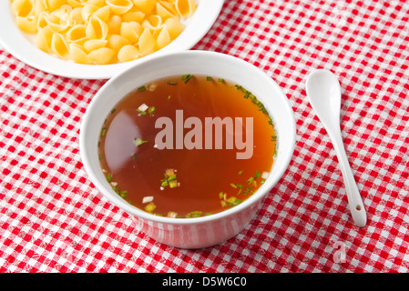 Soupe de légumes servi sur une table de cuisine pour repas de pâtes crues dans un plat. Banque D'Images