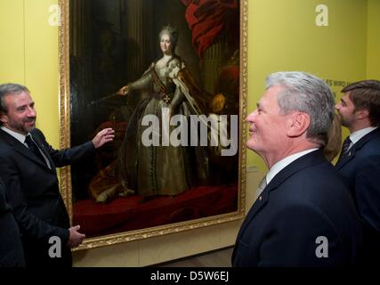 Hermann Parzinger (l), Präsident der Stiftung Kulturbesitz, Bundespräsident, Joachim Gauck (M) und Sergej W. Shelesnjak (r) vor einem Gemälde mit Katharina II von Russland., genannt Katharina die Große, bei der Eröffnung der Ausstellung "Russen und deutsche -1000 Jahre Geschichte, Kunst und Kultur' am Donnerstag, 40.10.2012 im neuen Museum und Pergamonmuseum à Berlin. Banque D'Images