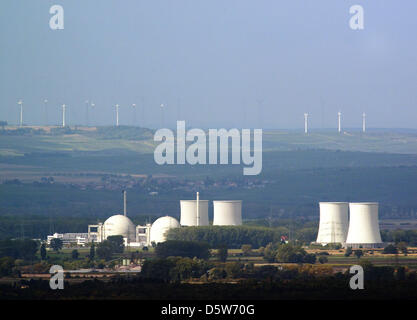 Centrale nucléaire de Biblis est photographié à une distance de ca. 20 kilomètres dans Oder-Hambach, Allemagne, 05 octobre 2012. Même si l'arrêt du réacteur nucléaire n'aura pas lieu pendant quelques années, la communauté de Biblis a déjà commencé à l'avis sur les conséquences de la rotation de l'énergie. Photo : BORIS ROESSLER Banque D'Images