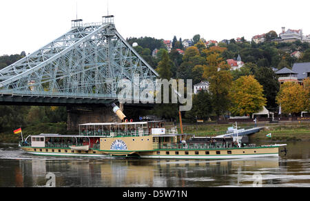 Le navire à vapeur Stadt Wehlen passe le pont Blue Wonder et les quartiers de Loschwitz et Weisser Hirsch, sur l'Elbe à Dresde, Allemagne, 05 octobre 2012. Ce domaine de Dresde est l'endroit où le roman 'Der Turm" (la tour) par Uwe Tellkamp a lieu. Photo : MATTHIAS HIEKEL Banque D'Images