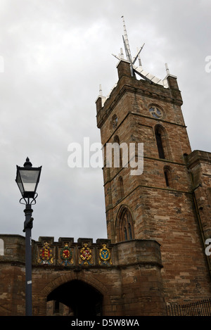 L'entrée au palais et la tour de St Michael's Church à Linlithgow, West Lothian, Scotland. Banque D'Images