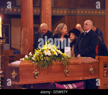 Miriam Kelly, David Kelly's épouse Laurie Morton et David Kelly Jr la suppression de la fin de l'acteur David Kelly a eu lieu à la Banque D'Images