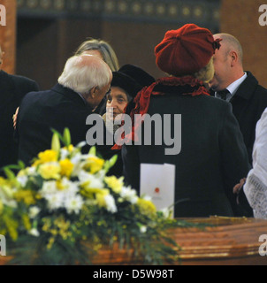 Michael D. Higgins et Sabina Coyne avec Kelly's épouse Laurie Morton La suppression de la fin de l'acteur David Kelly a eu lieu à la Banque D'Images