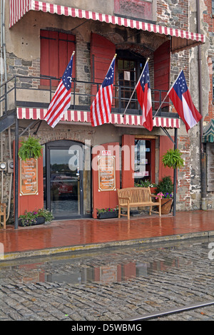 Savannah's Candy Kitchen sur la rue de la rivière de Savannah, Géorgie Banque D'Images