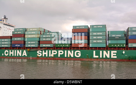 China Shipping Line bateau transportant les conteneurs de fret sur la rivière Savannah en Géorgie. Banque D'Images