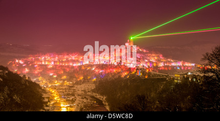 Vue panoramique de la forteresse de Tsarevets et la rivière Yantra avec le son et la lumière laser à Veliko Tarnovo, Bulgarie Banque D'Images