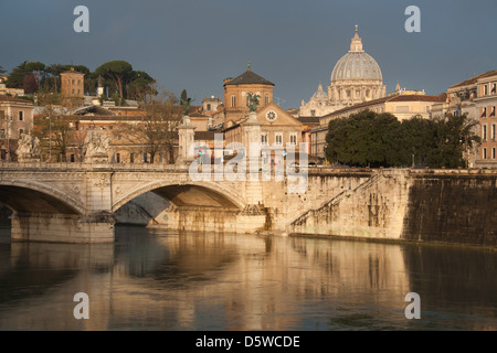 ROME, ITALIE. Un début de matinée sur le Tibre, le Ponte Vittorio Emanuele II et la Basilique de Saint Pierre. L'année 2013. Banque D'Images