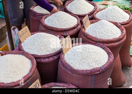 Différents types de riz présenté à un marché asiatique au Laos. Banque D'Images