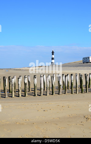 Le phare sur la plage de Breskens en Hollande avec camping car Banque D'Images