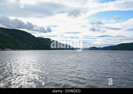 Dans les fjords du soleil du soir, Québec, Canada. Banque D'Images