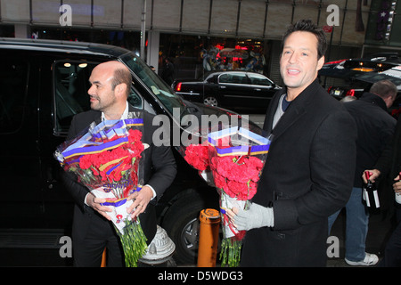 Ian Gomez et Josh Hopkins les stars de 'Cougar Town' part des fleurs pour la Saint-Valentin à l'extérieur des fans avant d'ABC Studios Banque D'Images