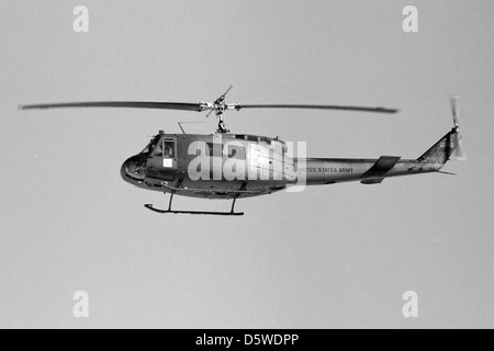 Le Bell UH-1H-BF Iroquois, communément appelé le Huey, est un hélicoptère utilitaire utilisé par l'armée américaine. Il est célèbre pour son utilisation pendant la guerre du Vietnam pour le transport de troupes et les missions d'évacuation sanitaire. Banque D'Images