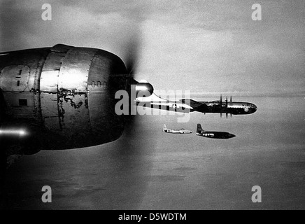 Une photo rare de la fusée Bell X-1 lancée. Le Bell X-1 a été le premier avion à franchir le mur du son, piloté par Chuck Yeager en 1947. Banque D'Images