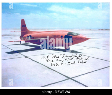 Le Bell X-1 'Skyrocket' a été le premier avion à franchir le mur du son en vol horizontal, piloté par Chuck Yeager en 1947. Cette photo est autographiée par le brigadier général Gustav E. 'Gus' Lundquist, un pilote d'essai notable. Le X-1 a joué un rôle important dans l'avancement de la technologie aéronautique et du vol supersonique. Banque D'Images