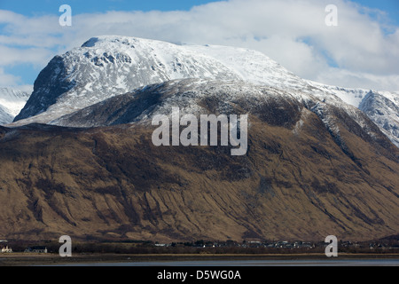 Une vue sur le Ben Nevis de Corpach à sur le Loch Linnhe Banque D'Images