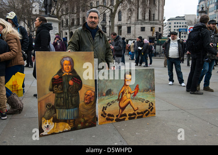 Kaya Mar - Peintre politique, affiche fièrement son art à Trafalgar Square, le 30 mars 2013 à l'impôt. protestation anti Chambres Banque D'Images