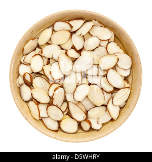 Fabricants de matières premières noix d'amandes dans un petit bol en céramique isolé sur blanc, vue d'en haut Banque D'Images