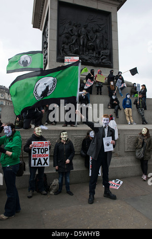 Les manifestants se rassemblent à Trafalgar Square, Londres le 30 mars 2013, pour faire campagne contre la nouvelle taxe de chambre à coucher. Banque D'Images