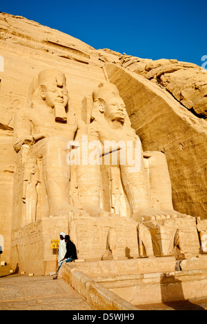 Deux des quatre statues du pharaon Ramsès II à l'extérieur du Grand Temple à Abou Simbel, Egypte Banque D'Images