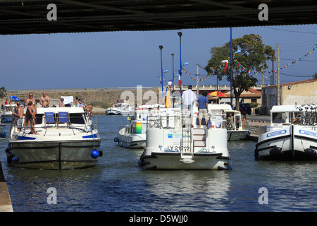 Tourisme fluvial, navigation sur le Canal du Rhône à Sète. Quai Caramus. Frontignan, Languedoc Roussillon, France Banque D'Images