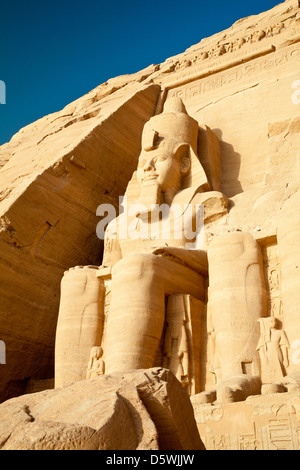 La première statue du pharaon Ramsès II à l'extérieur du Grand Temple à Abou Simbel, Egypte Banque D'Images