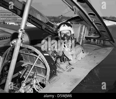 NASA's Martin B-57 'Canberra' Test de cellules solaires avec Henry Brandhorst, juillet 1964. Banque D'Images