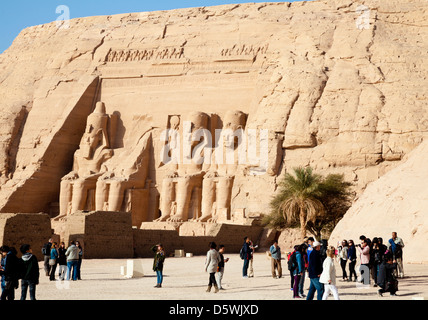 Le Grand Temple à Abou Simbel avec les touristes dans l'avant-plan, l'Égypte Banque D'Images