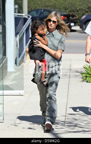 Heidi Klum et sa fille Lou Sulola sont considérées ensemble comme chef de classe de karaté de Brentwood à Los Angeles, Californie - Banque D'Images